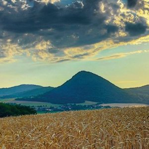 ZÁMEK KLÁŠTEREC NAD OHŘÍ: České středohoří