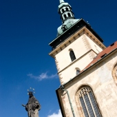 STATUTÁRNÍ MĚSTO MOST: socha před přestěhovaným kostelem