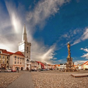 Ústecký kraj: Námestí s radnicí a Sloup Nejsvetejší Trojice, Kadan