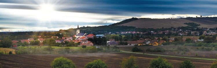 OBEC ŠARATICE: Panoramatický pohled na obec