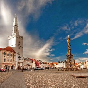 MĚSTO KADAŇ: Náměstí s radnicí a Sloup Nejsvětější Trojice